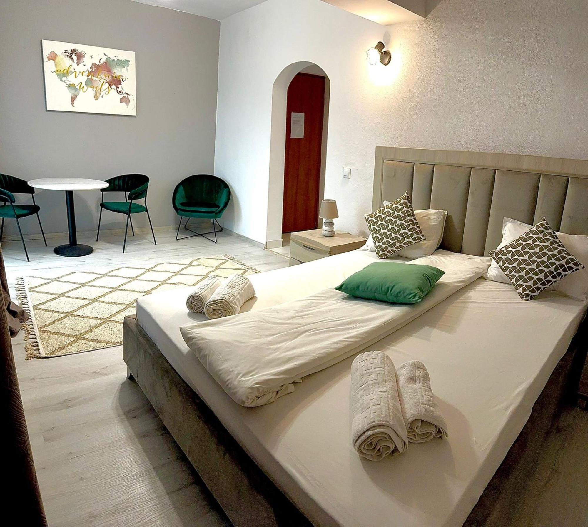 Hotel Green House Крайова Экстерьер фото