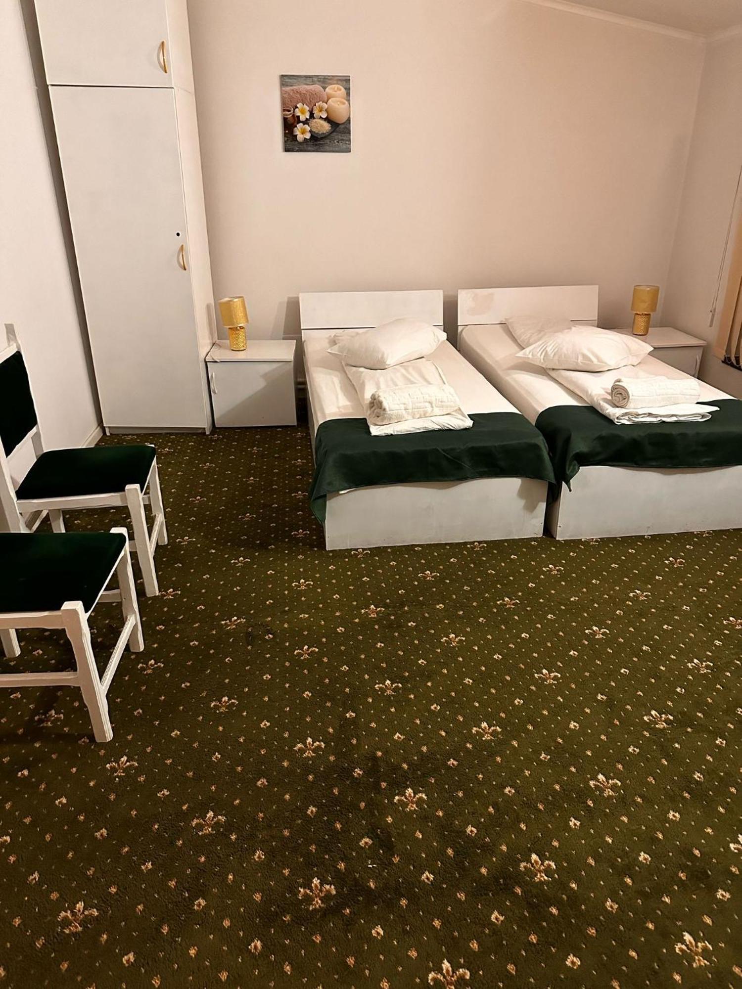 Hotel Green House Крайова Экстерьер фото